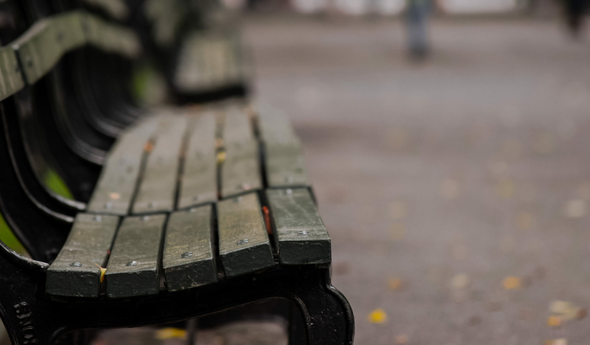 Selective focus photography of brown wooden bench