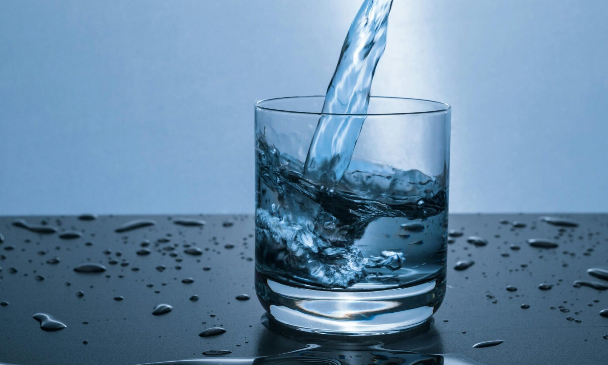Fluid pouring in pint glass